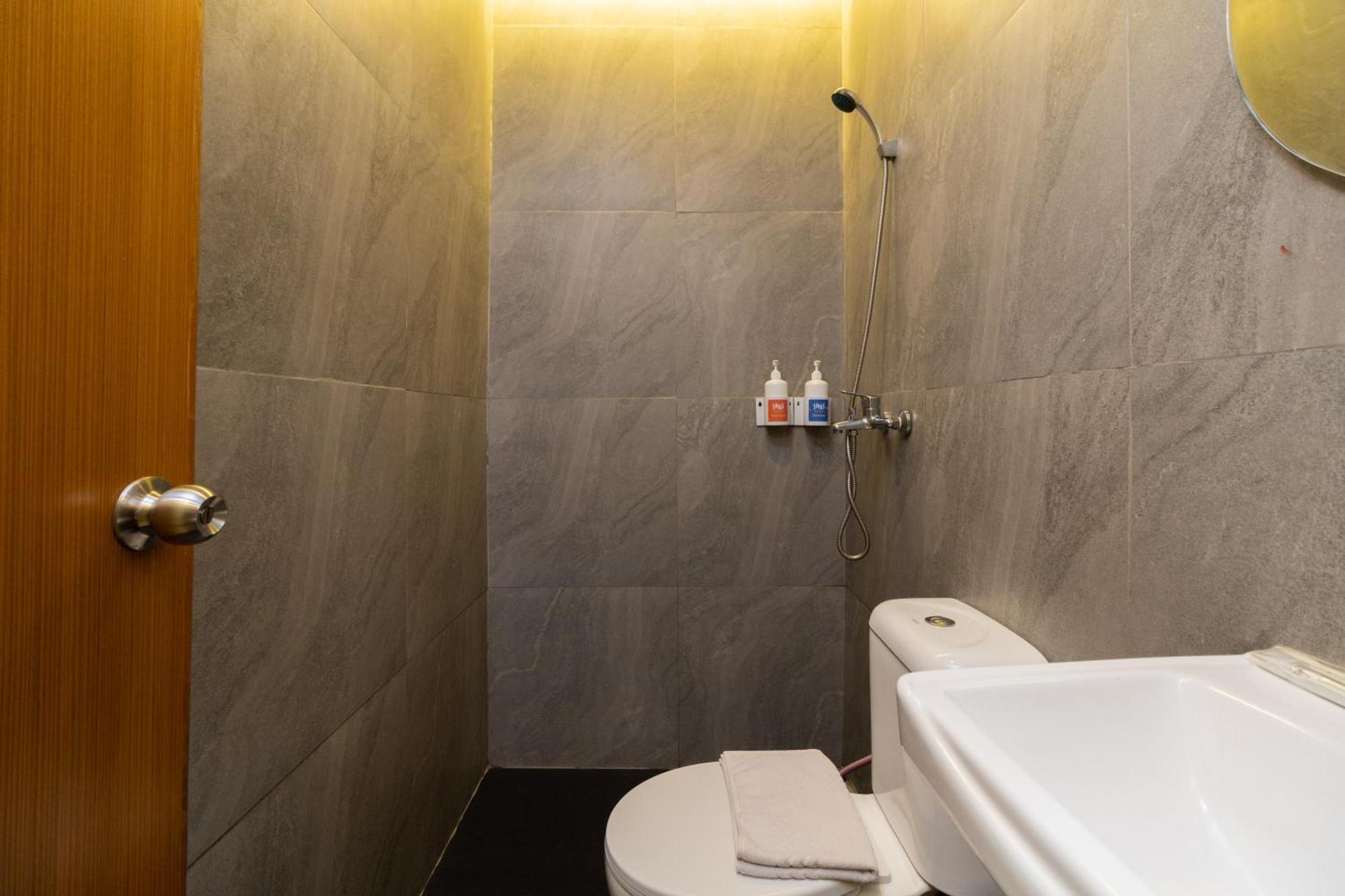 Sans Hotel Suryakencana Bogor Room photo